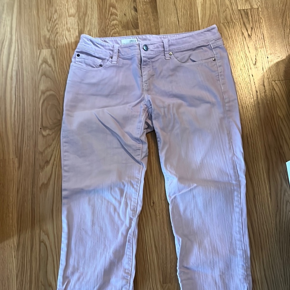 The brand is gap. And it is a size 26/2